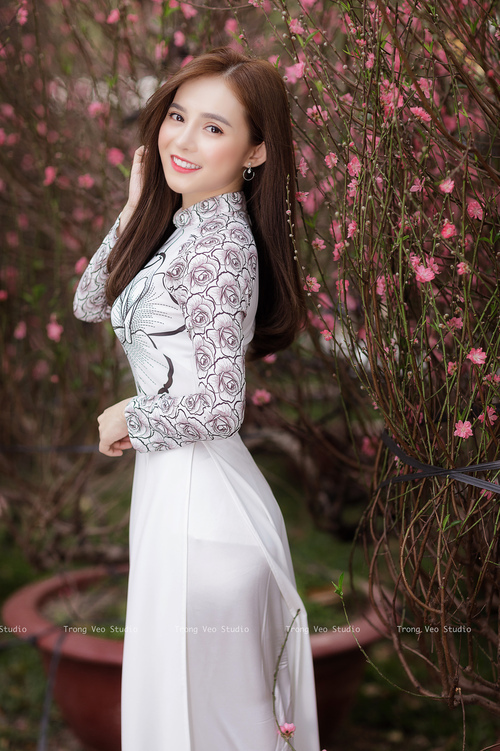 -激烈较量！两队球员将在赛场上拼尽全力，两名进攻球员面对门将